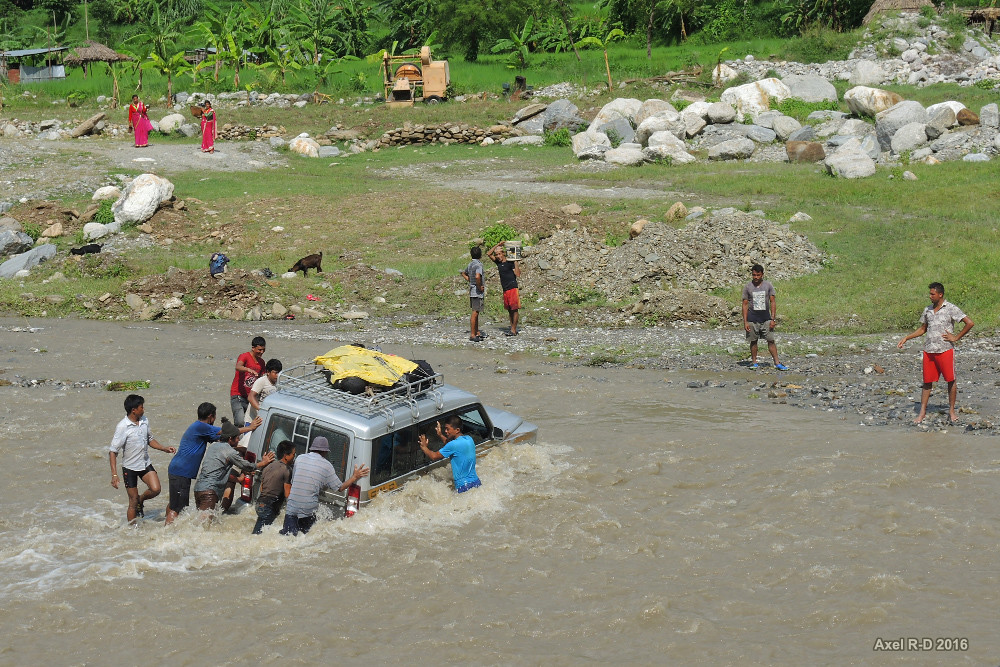 En Nepal, cambian comida por medicinas tras inundaciones