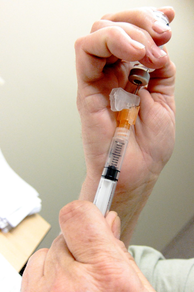 Médicos de EU actualizan consejos sobre vacunas de gripe y COVID
