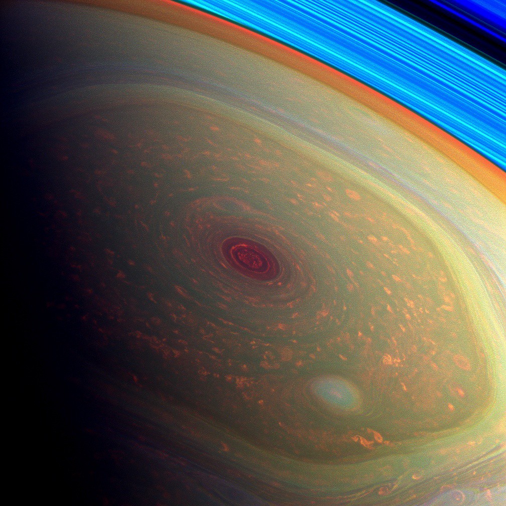 Descubren un patrón de 10 lados en el polo sur de Saturno