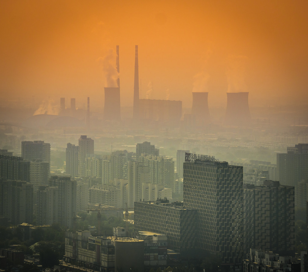 Humo tóxico naranja cubre ciudades de Indonesia
