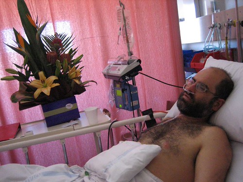 Dan de alta al papa León tras cirugía por cáncer de pulmón