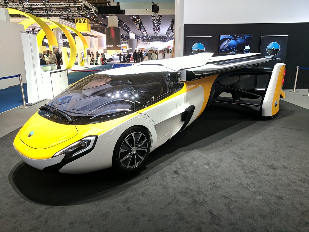 Tesla presenta un carro que Musk dice que puede volar
