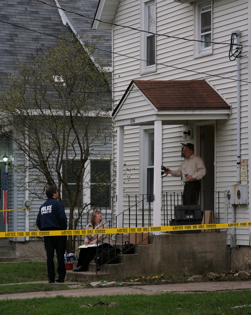 Vecinos de NY, furiosos tras disparo de ICE a su hijo cerca