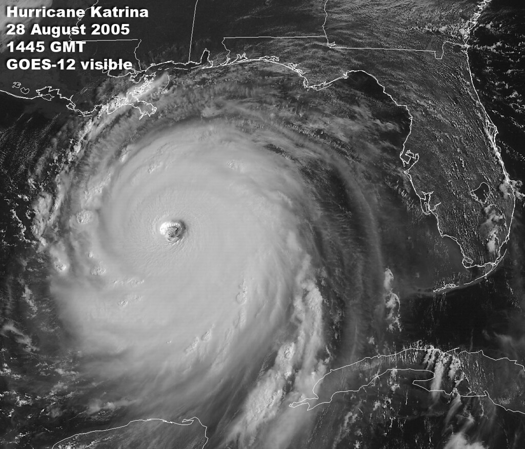 Huracán Isaias llega a Florida con inundaciones mortales