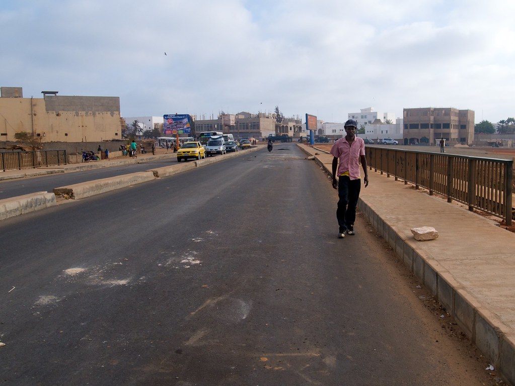 Violencia antiinmigrante estalla en Sudáfrica; queman carros…